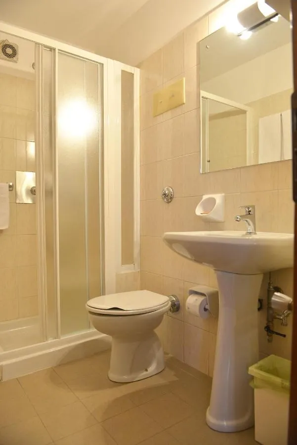 Guest house Taverna Affittacamere Gardone Riviera Italy